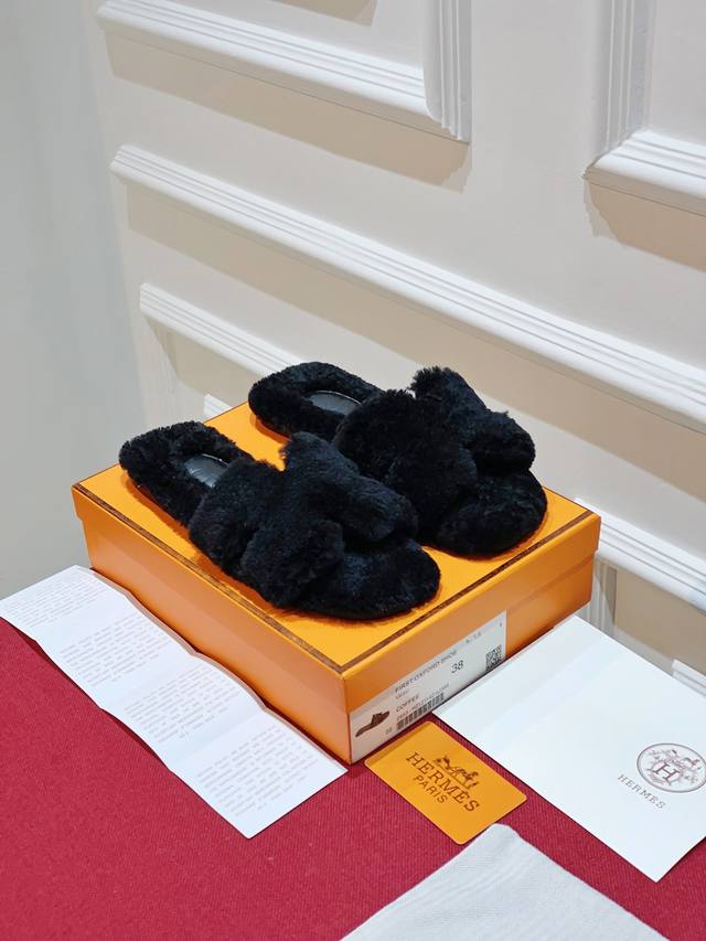 泰迪毛h拖鞋 奢华泰迪毛毛系列，经典的h型名媛设计，秋冬必入~上脚是真的热爆融化了，这款彩虹毛毛拖 棉花糖一样柔软 上脚显白 很容易戳中审美的可冲款 面料材质：
