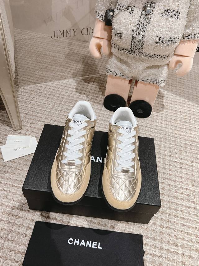 Chanel新款棒球鞋 顶级版本 Coco女孩必入的一款休闲鞋 鞋底碎钉设计超级柔软 原版定制小羊皮菱格纹鞋面 进口定制羊皮+网里内里 原版开模碎钉橡胶大底 S