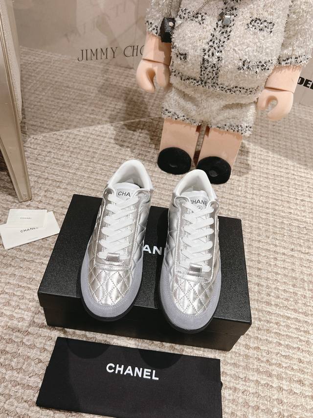 Chanel新款棒球鞋 顶级版本 Coco女孩必入的一款休闲鞋 鞋底碎钉设计超级柔软 原版定制小羊皮菱格纹鞋面 进口定制羊皮+网里内里 原版开模碎钉橡胶大底 S