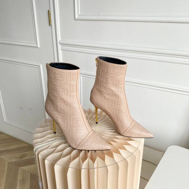 出厂价 Balmain 巴尔曼 巴尔曼 刺绣踝靴 此款刺绣饰面，内部有拉链，侧面有三个签名纽扣皮革鞋底！ 海外订购原版，1:1完美复刻！ 历时三个月精工打造，五