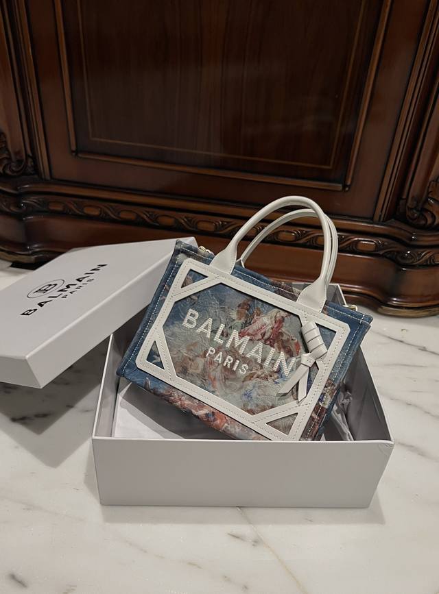 巴尔曼balmain 最火的包包帆布印花拼皮经典百搭，不仅适合日常通勤，简约大气低调又高级现货供应！Sizs:26*18*11Cm