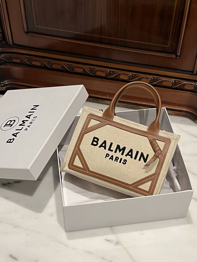 巴尔曼balmain 最火的包包帆布拼皮经典百搭，不仅适合日常通勤，简约大气低调又高级现货供应！Sizs:26*18*11Cm