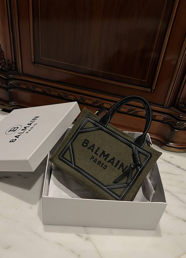 巴尔曼balmain 最火的包包帆布拼皮经典百搭，不仅适合日常通勤，简约大气低调又高级现货供应！Sizs:26*18*11Cm