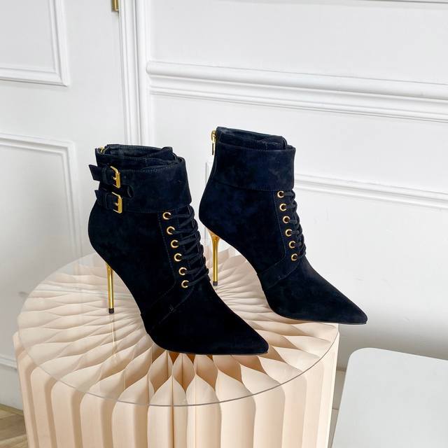 出厂价 Balmain 巴尔曼 巴尔曼 踝靴 此款顶部有鞋带，背面有拉链，外面有装饰扣，烤漆鞋跟，皮革鞋底！ 海外订购原版，1:1完美复刻！ 历时三个月精工打造