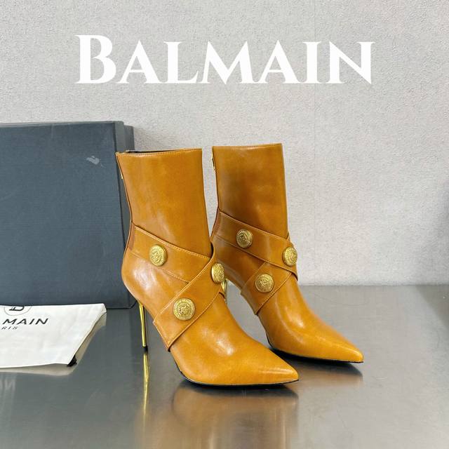 出厂价 Balmain 巴尔曼 巴尔曼 皮革踝靴 此款金属细跟，金色硬币镶片，尖头，会标图案。 海外订购原版，1:1完美复刻！ 历时三个月精工打造，五金，鞋跟都