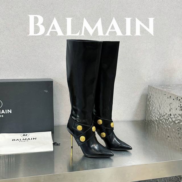 出厂价 Balmain 巴尔曼 巴尔曼 皮革长靴 此款金属细跟，金色硬币镶片，尖头，会标图案。 海外订购原版，1:1完美复刻！ 历时三个月精工打造，五金，鞋跟都