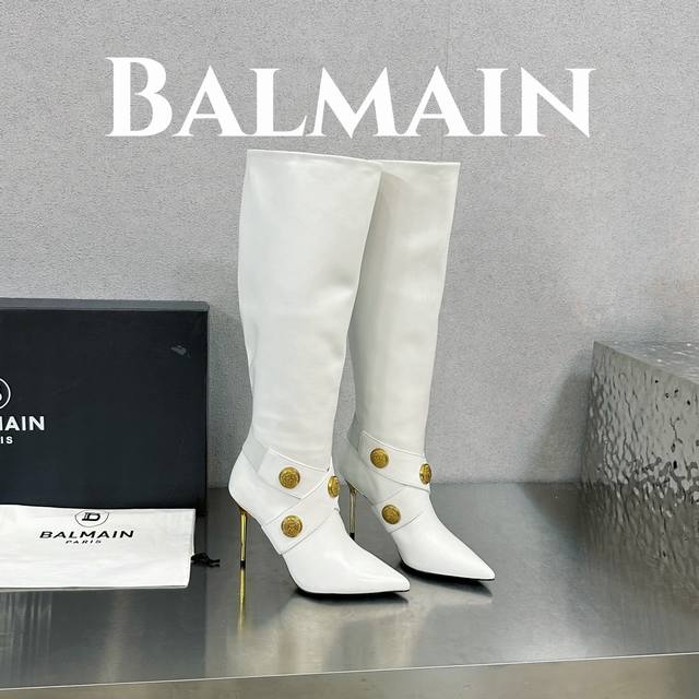 出厂价 Balmain 巴尔曼 巴尔曼 皮革长靴 此款金属细跟，金色硬币镶片，尖头，会标图案。 海外订购原版，1:1完美复刻！ 历时三个月精工打造，五金，鞋跟都