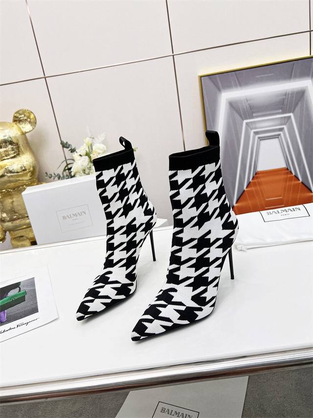 出厂价 Balmain 巴尔曼 Fw 秋冬新款针织靴！ 海外订购原版，1:1完美复刻！ 鞋面：原版定制飞织鞋面 内里..垫脚：牛皮里 跟高：9.5Cm Size