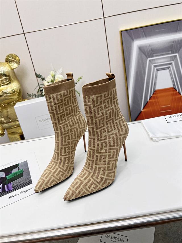 出厂价 Balmain 巴尔曼 Fw 秋冬新款针织靴！ 海外订购原版，1:1完美复刻！ 鞋面：原版定制飞织鞋面 内里..垫脚：牛皮里 跟高：9.5Cm Size