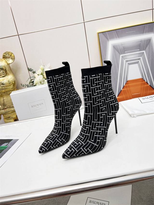 出厂价 Balmain 巴尔曼 Fw 秋冬新款针织靴！ 海外订购原版，1:1完美复刻！ 鞋面：原版定制飞织鞋面 内里..垫脚：牛皮里 跟高：9.5Cm Size