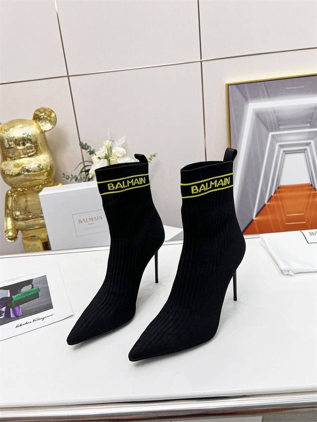 出厂价 Balmain 巴尔曼 Fw 秋冬新款针织靴！ 海外订购原版，1:1完美复刻！ 鞋面：原版定制飞织鞋面 内里..垫脚：牛皮里 跟高：9.5Cm Size