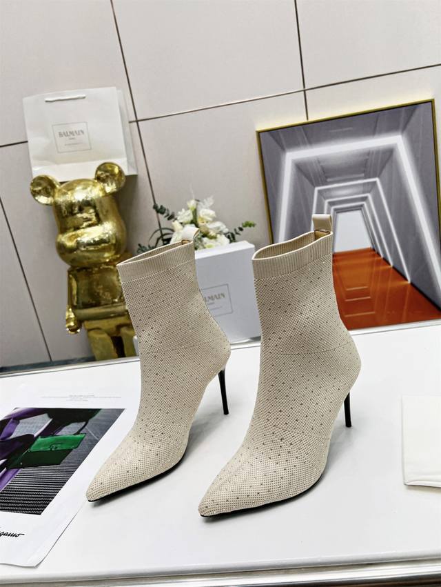 出厂价 Balmain 巴尔曼 独家首发 巴尔曼秋季最新款走秀款尖头满钻针织短靴！ 重工打造，法国代购原版回来，历经数月全部私模打造，确保所有用料、材质、制作工