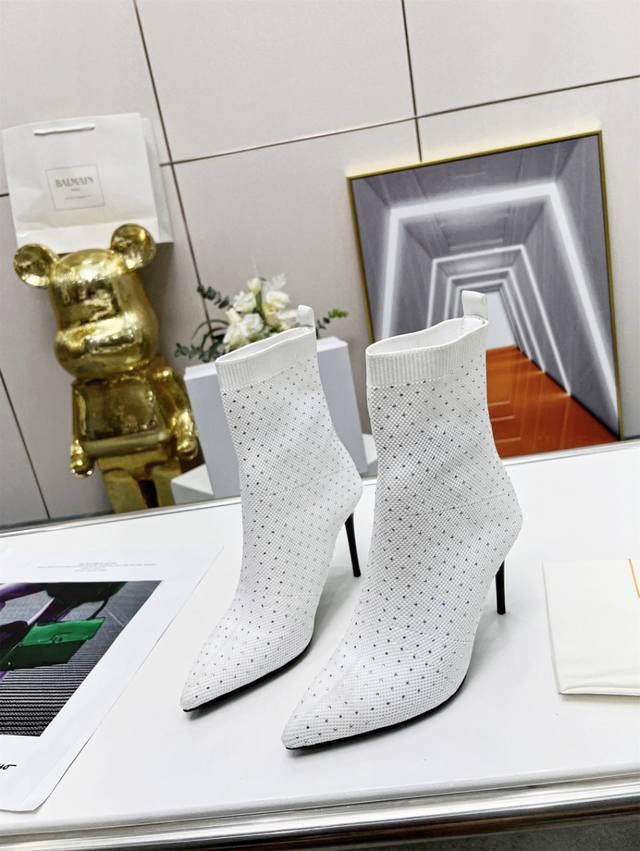 出厂价 Balmain 巴尔曼 独家首发 巴尔曼秋季最新款走秀款尖头满钻针织短靴！ 重工打造，法国代购原版回来，历经数月全部私模打造，确保所有用料、材质、制作工