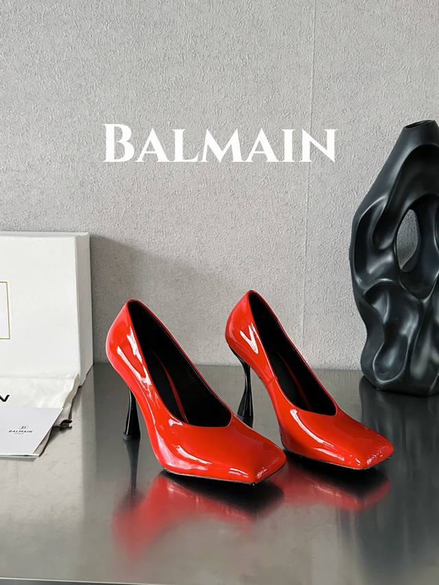 出厂价 Balmain 巴尔曼 巴尔曼 方头酒杯跟单鞋 此款彩色皮革酒杯跟，方头，会标图案。 海外订购原版，1:1完美复刻！ 历时三个月精工打造，五金，鞋跟都是