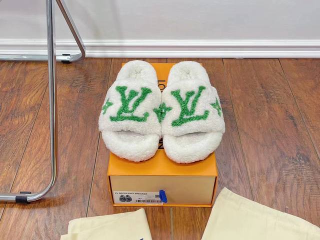 出厂价 * * 驴牌全网最高品质 %羊羔毛拖最新花卉系列！原楦车线工艺 采用进口皮毛一体材料、网红超挚爱专柜无敌火#跑量款！顶级无敌版本！ 原版高密度tpu轮胎