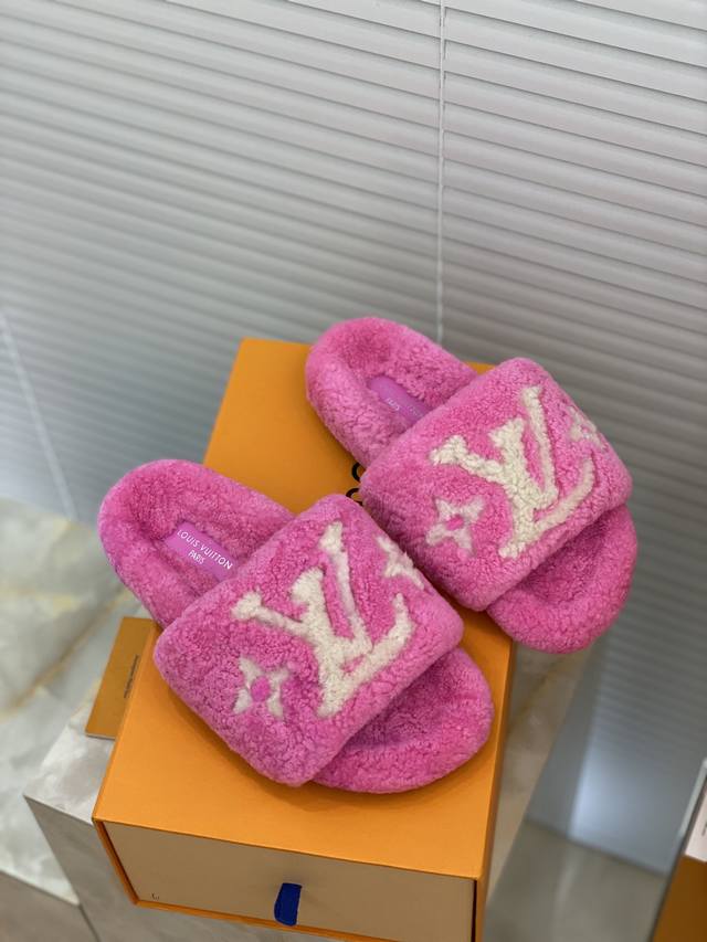出厂价 * * 驴牌全网最高品质 %羊羔毛拖最新花卉系列！原楦车线工艺 采用进口皮毛一体材料、网红超挚爱专柜无敌火#跑量款！顶级无敌版本！ 原版高密度tpu轮胎