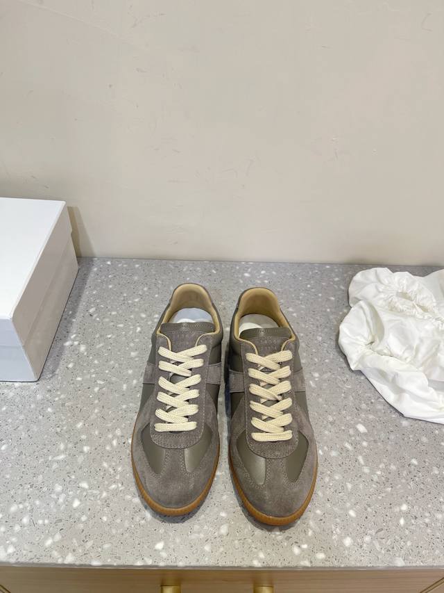 男码+10 Maison Margiela，Mm6马吉拉经典德训鞋 马吉拉最最舒服的德训鞋子了！复古感满满！随便穿搭就可以很高级！鞋子很轻便！穿起来上脚超级舒服