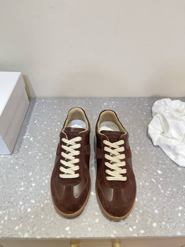 男码+10 Maison Margiela，Mm6马吉拉经典德训鞋 马吉拉最最舒服的德训鞋子了！复古感满满！随便穿搭就可以很高级！鞋子很轻便！穿起来上脚超级舒服