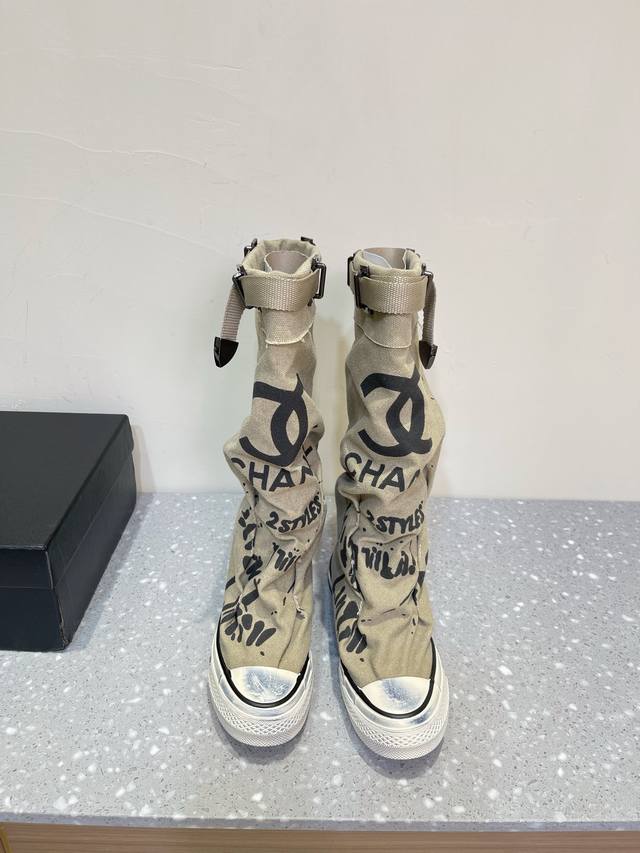 Chanel 香家 24Vs秋冬新款 厚底帆布 长靴子系列 新款上架 这款厚底在欧美街拍中出境率超高，Ins也是火了一把，调鞋楦都调了一个月整体线条流畅性保持跟