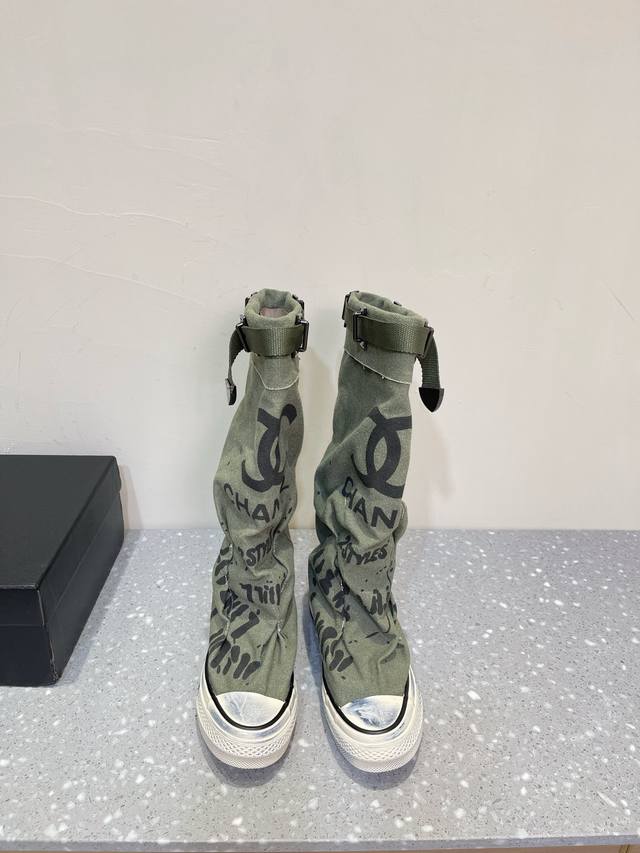 Chanel 香家 24Vs秋冬新款 厚底帆布 长靴子系列 新款上架 这款厚底在欧美街拍中出境率超高，Ins也是火了一把，调鞋楦都调了一个月整体线条流畅性保持跟