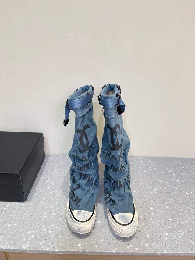 Chanel 香家 24Vs秋冬新款 厚底帆布 长靴子系列 新款上架 这款厚底在欧美街拍中出境率超高，Ins也是火了一把，调鞋楦都调了一个月整体线条流畅性保持跟