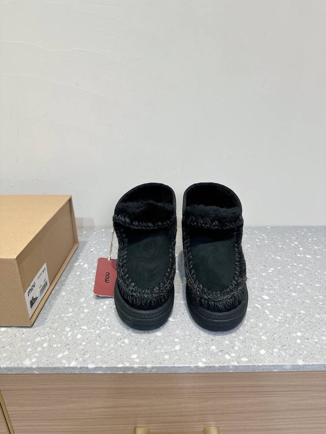 Mou 小众潮牌 24Ss秋冬新品 厚底 雪地靴 居家不失舒适与精致一双厚底羊毛雪地靴慵懒而温暖 脚掌如同陷入了轻柔的拥抱中柔软的羊皮毛一体皮料结合无论外出还是