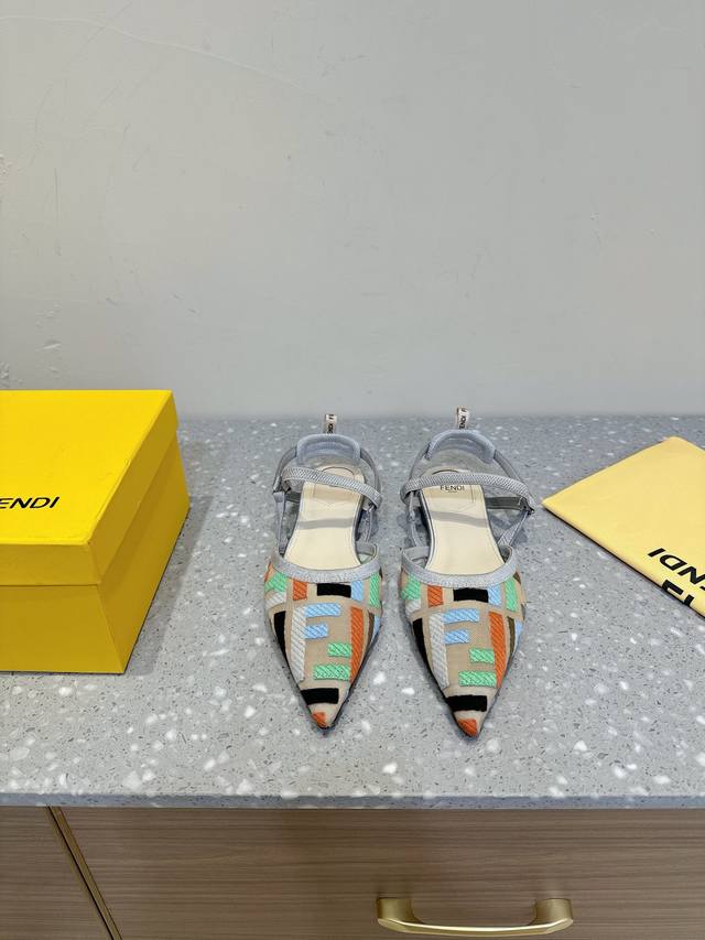 Fendi 24Ss 芬迪系列 双ff 尖头 高跟 凉鞋 每年必备ff拖今年还加了新的系列，美到无法言喻 绝好的穿着舒适感可是经典必备，各种风格搭配都hold的