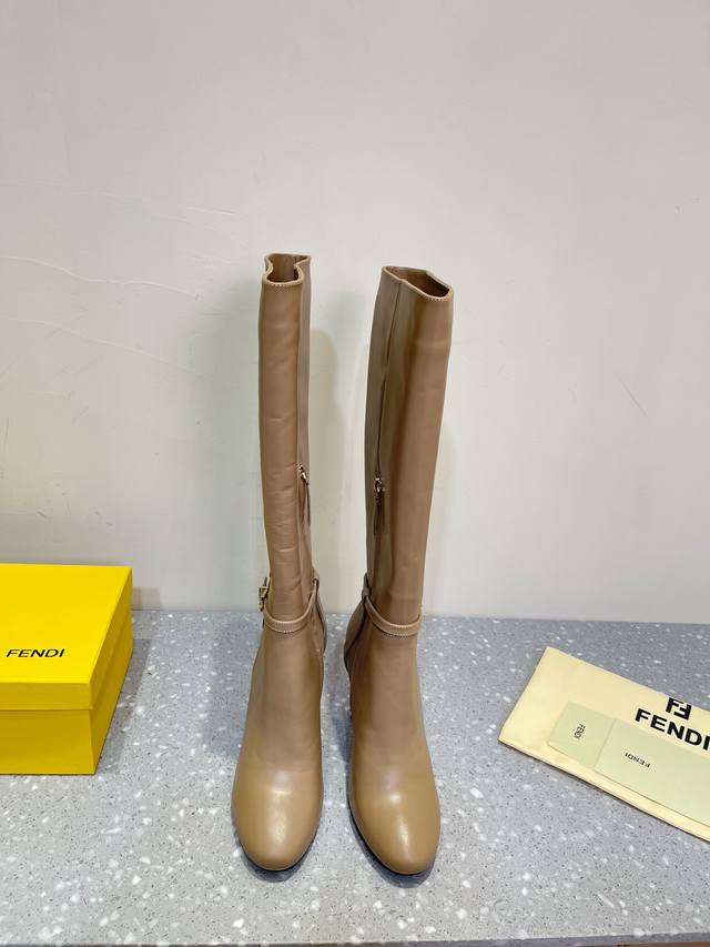 Fendi芬迪 24Ss 秋冬新款 拉链异形跟 高跟鞋 “F”金属样式鞋跟，让鞋子充满了建筑感十足。 大胆创新的设计理念融入到品牌自身的特色发挥，超大“F”异型