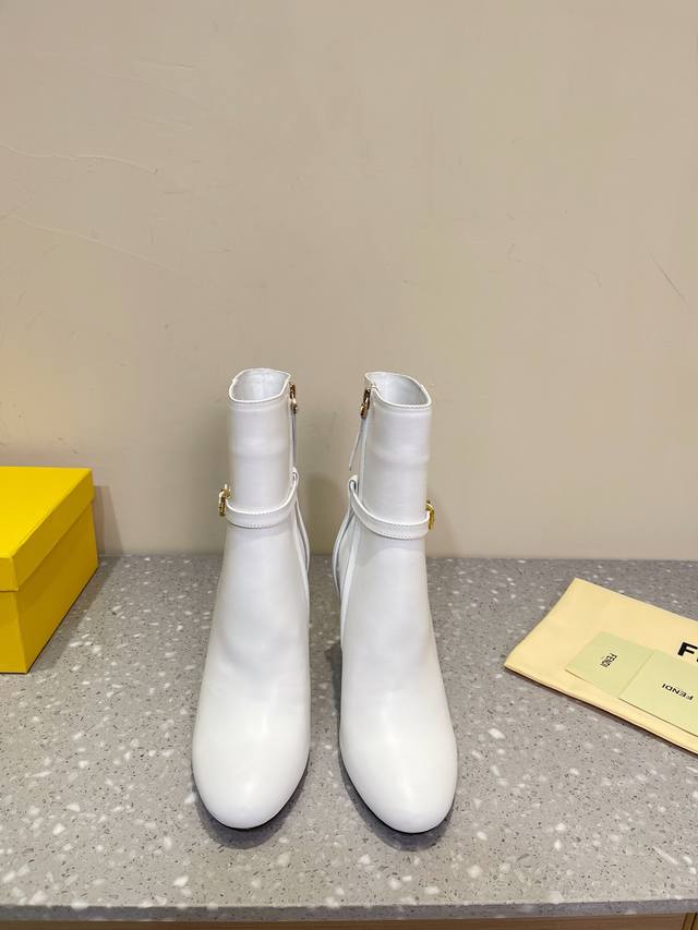 Fendi芬迪 24Ss 秋冬新款 拉链异形跟 高跟鞋 “F”金属样式鞋跟，让鞋子充满了建筑感十足。 大胆创新的设计理念融入到品牌自身的特色发挥，超大“F”异型