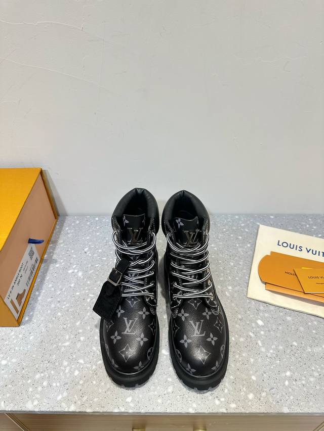 男码+10 Lv X Timberland 添柏岚 联名款 老花 大黄靴 及踝靴 短靴 Lv X Timberland 及踝靴取材 Monogram 压纹防水正