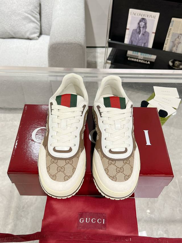 新配色情侣款 Gucci Re-Web系列情侣款运动鞋 小白鞋 Re-Web是由品牌创意总监sabato De Sarno倾心设计的首个运动鞋系列，以现代版型大