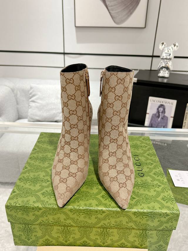 Gucci 24Ss 秋冬高跟短靴专柜购买原版一比一打造 鞋面：Gg印花布面 牛皮 内里：羊皮 真皮大底 跟高10.5Cm 码数:35-42 40.41.42定