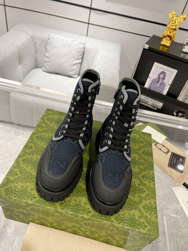 Gucci 23Ss 新款 女士gg帆布踝靴 高端版推荐 这款系带鞋由gg帆布和黑色橡胶混搭演绎，塑就集经典元素与现代精髓于一身的鞋履。这款鞋履搭配结构分明的沟