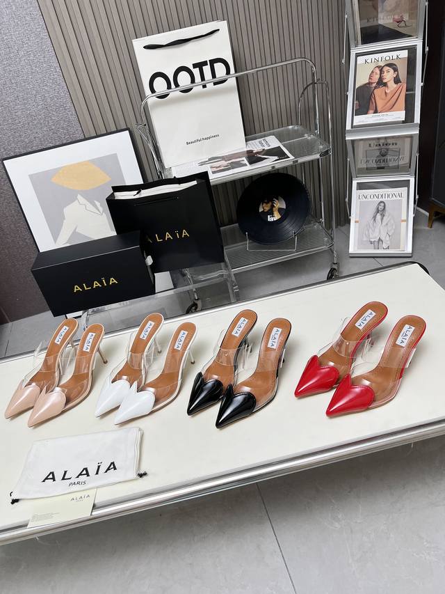 Alaia24新款透明一字带pvc拼漆皮爱心尖头包头高跟细跟凉鞋高跟鞋，面料：进口胶片 漆皮 内里垫脚：羊皮 码数：35到42 跟高9厘米 橡胶底 真皮底