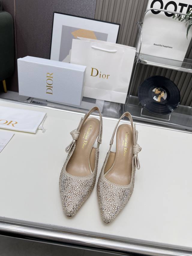 橡胶底 真皮底 迪奥 Dior 刺绣高跟鞋钻面 刺绣图案 字母logo织带凉鞋款 春夏最新提花刺绣图案凉鞋款. 原版购入. 特订材料. 一比一零差距复刻！ 材质