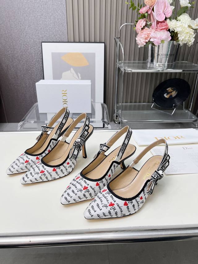 橡胶底 真皮底 迪奥 Dior 刺绣高跟鞋 刺绣图案 字母logo织带凉鞋款 春夏最新提花刺绣图案凉鞋款. 原版购入. 特订材料. 一比一零差距复刻！ 材质：原