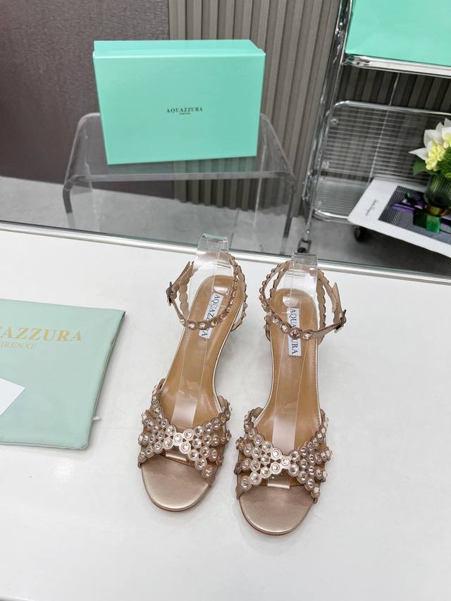 橡胶底 真皮底 Q Aquazzura金菠萝全新水钻高跟鞋！大热水钻蹬上瞬间gossip Girl的感觉上脚超级有气质 既简洁又时髦 太闪太美啦 美出出新高度！