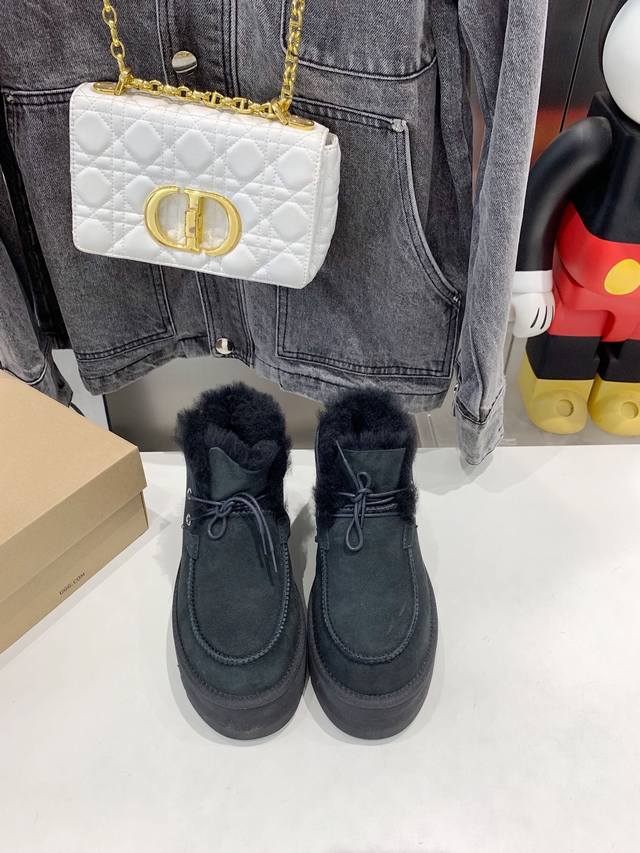 2053最新ugg皮毛一体，采用高品质的材料制成，具有耐磨、耐穿和抗滑的特点。鞋底采用防滑设计，让您在任何地面上都能保持稳定。 鞋子的设计简约而不失优雅，搭配多