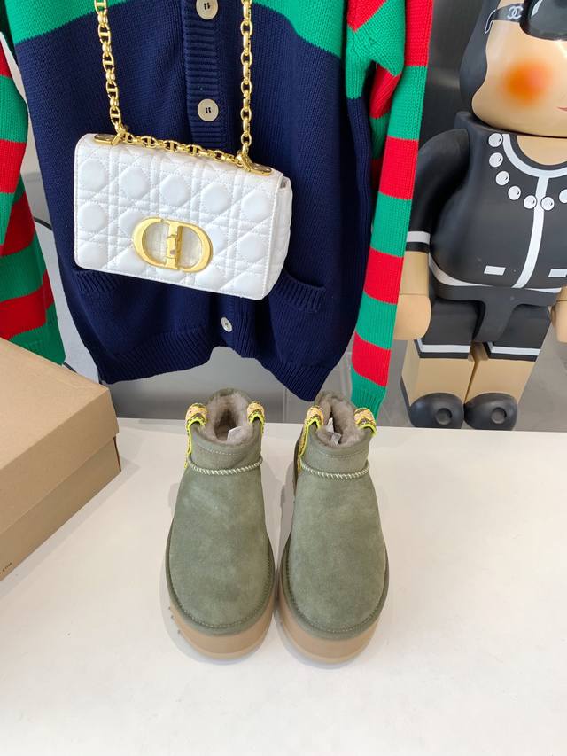Ugg-1138491厚底款迷你低帮 寒冬刷星“暖潮风” Ugg改头换面刮起雪地里的时尚感。全羊皮毛一体，保暖好穿！独具匠心，只此唯一！出街回头率最高的就是它，