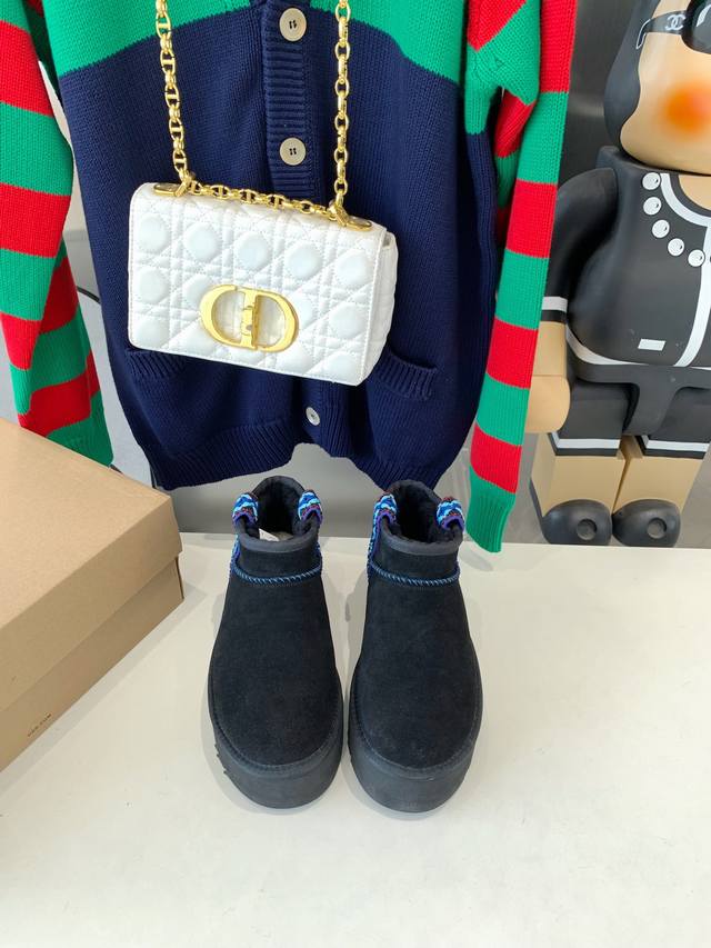 Ugg-1138491厚底款迷你低帮 寒冬刷星“暖潮风” Ugg改头换面刮起雪地里的时尚感。全羊皮毛一体，保暖好穿！独具匠心，只此唯一！出街回头率最高的就是它，
