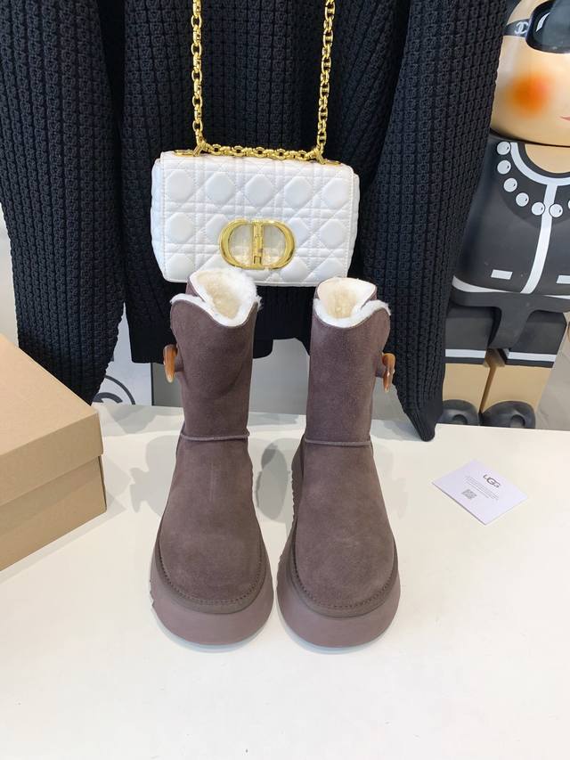 代购级 Ugg新款牛角扣雪地靴爆款来袭 入冬大衣必有牛角扣一席之地！而这款雪地靴设计灵感来源于经典的牛角扣大衣，经典元素融入于此 使得看起来更加温暖！满满的心机