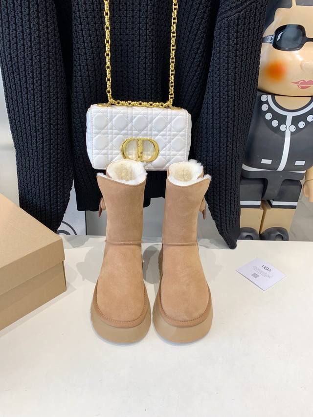 代购级 Ugg新款牛角扣雪地靴爆款来袭 入冬大衣必有牛角扣一席之地！而这款雪地靴设计灵感来源于经典的牛角扣大衣，经典元素融入于此 使得看起来更加温暖！满满的心机