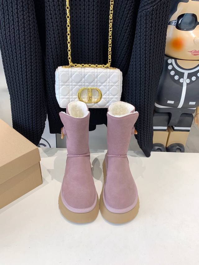 代购级 Ugg新款牛角扣雪地靴爆款来袭 入冬大衣必有牛角扣一席之地！而这款雪地靴设计灵感来源于经典的牛角扣大衣，经典元素融入于此 使得看起来更加温暖！满满的心机