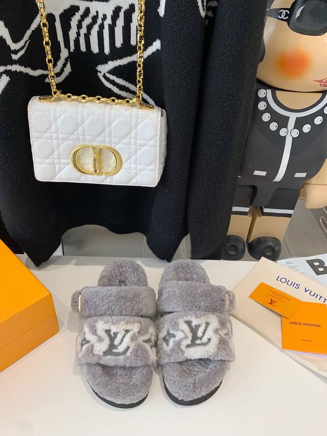 Lv情侣款毛拖 Ss 驴家最新款羊毛拖鞋纯皮毛一体羔羊毛打造！超温暖的感觉，穿上仿佛踩在云朵上lv经典老花装饰，精致高级！让这双毛拖身价陡增！鞋底是原版开模的防