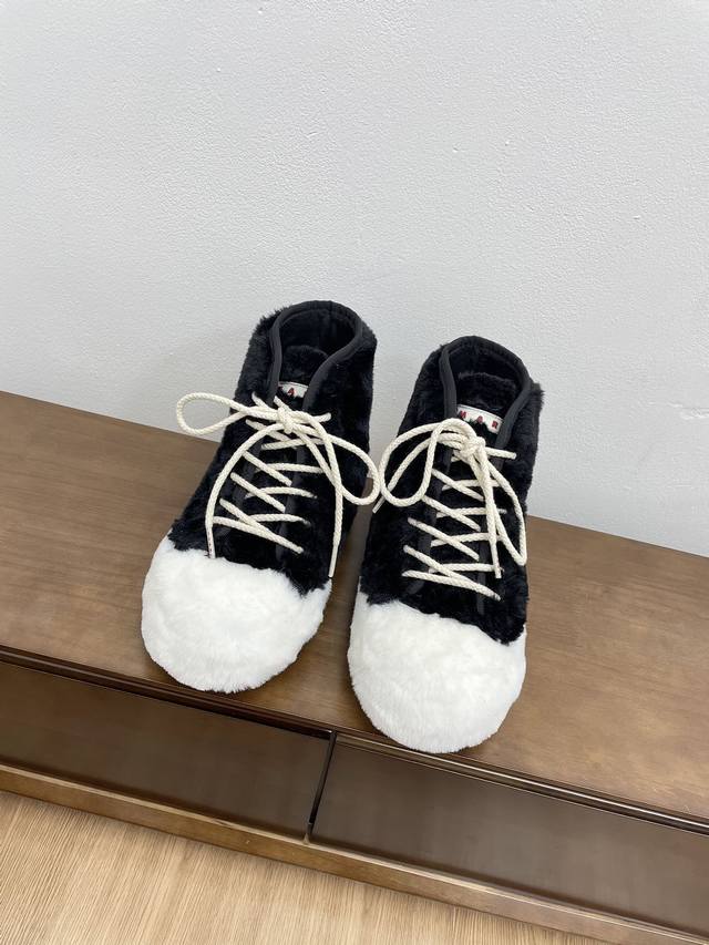 低帮 高帮 顶级版本 玛尼秋冬新款毛毛鞋 Marni是来自意大利的独立设计师品牌，迅速走红国际时装界的一个著名品牌。正品购入开发 完美复刻 纯粹的奢华感是mar