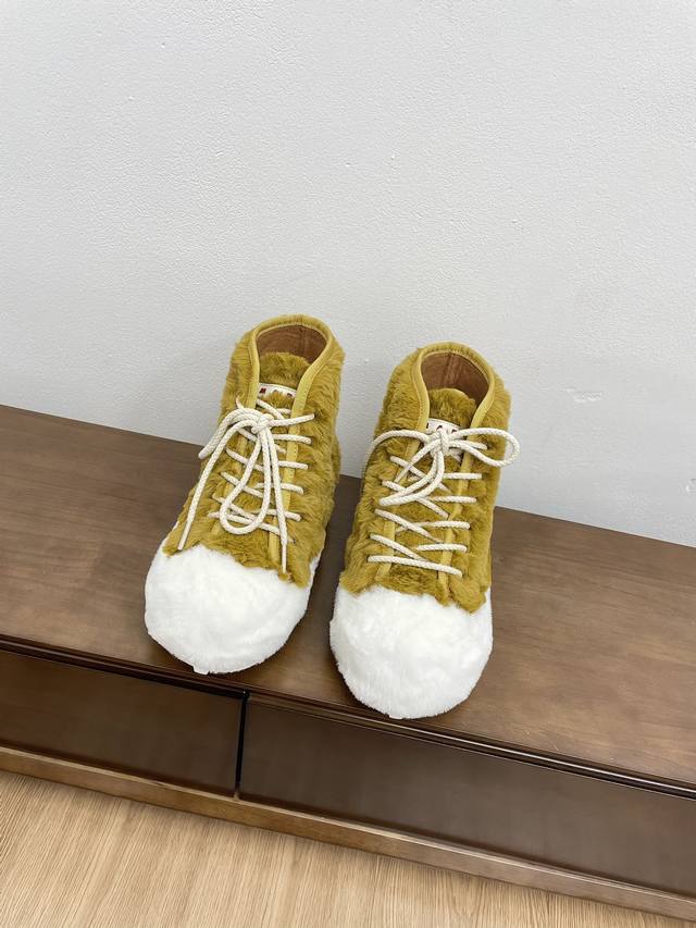 低帮 高帮 顶级版本 玛尼秋冬新款毛毛鞋 Marni是来自意大利的独立设计师品牌，迅速走红国际时装界的一个著名品牌。正品购入开发 完美复刻 纯粹的奢华感是mar