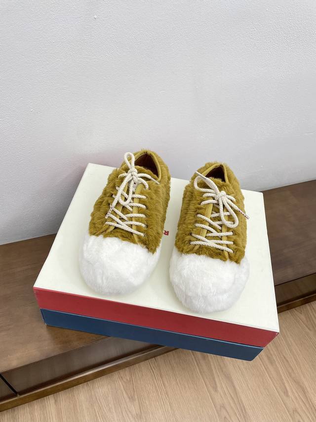 低帮 高帮 顶级版本 玛尼秋冬新款毛毛鞋 Marni是来自意大利的独立设计师品牌，迅速走红国际时装界的一个著名品牌。正品购入开发 完美复刻 纯粹的奢华感是mar