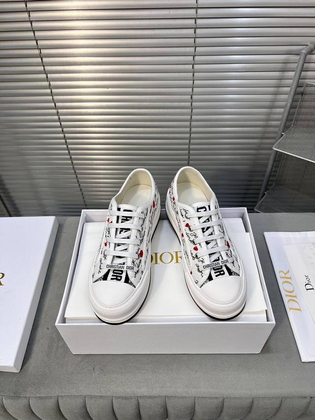 出厂 现货高品质 Dior迪奥 平底运动鞋采用全刺绣标志性图案，市场顶级品质国外专柜爆款，非市场普通仿版！ 面料采用意大利进口布料刺绣鞋面，原版模具注胶logo