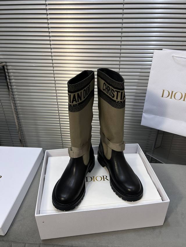 出厂 Dior迪奥新款 Major涂鸦 骑士靴 帅气靴子采用别具一格的设计元素打造醒目的外观 采用黑色科技面料和牛皮革打造，可轻松穿脱。从 Dior Book