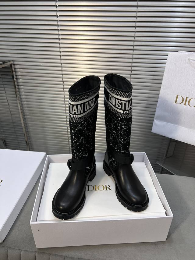 出厂 Dior迪奥新款 Major涂鸦 骑士靴 帅气靴子采用别具一格的设计元素打造醒目的外观 采用黑色科技面料和牛皮革打造，可轻松穿脱。从 Dior Book